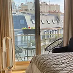 Romantic Balcony Studio Near Arc De Triomphe